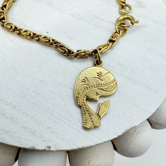 Vintage Praying Hands Mary Etched Charm Bracelet Gold Tone Snail Chain 6.5” - Picture 1 of 6